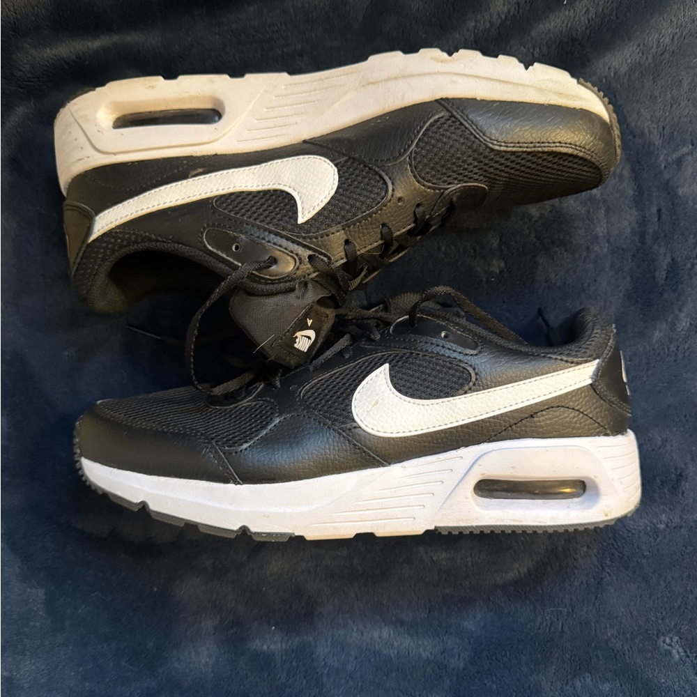Woman’s Nike Black and White Air Max Sneakers EUC